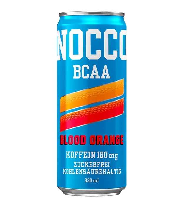 NOCCO Energy Drink - Bloodorange Geschmacksrichtung, hellblaue Dose mit einem roten und einem orangen Streifen, zuckerfrei und kohlensäurehaltig