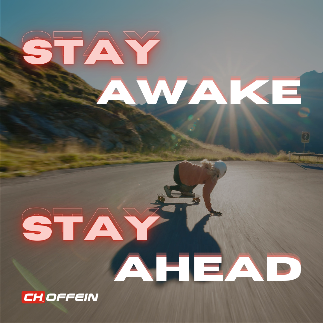 Eine Frau fährt Downhill in den Bergen. sie begfindet sich in einer Kurve. Der Text Stay Awake Stay ahead wurde ins Bild eingefügt